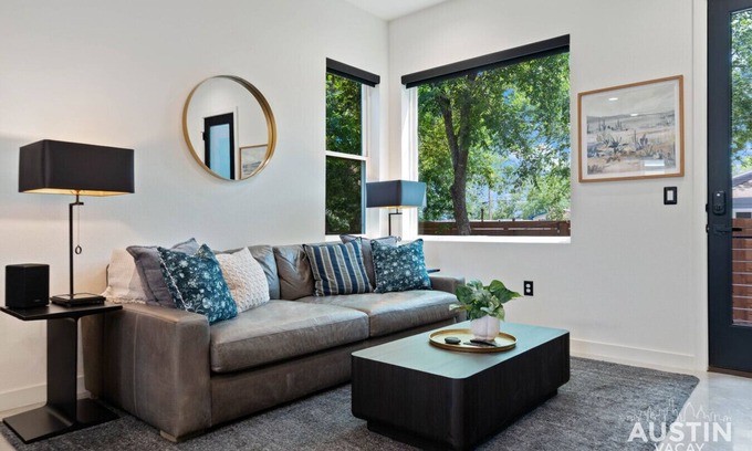 East MLK House | East Austin hideaway w fenced yard, parking near Lady Bird Lake & Trail Access!