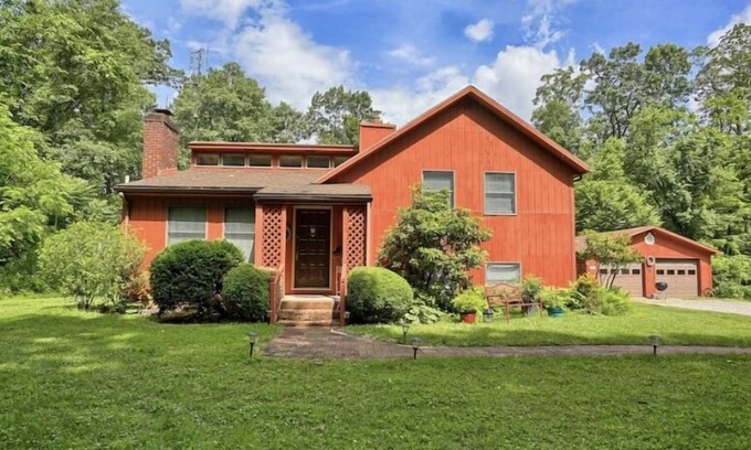 Gettysburg House | East Cavalry Red House: Ocean View & Family-Friendly Stay
