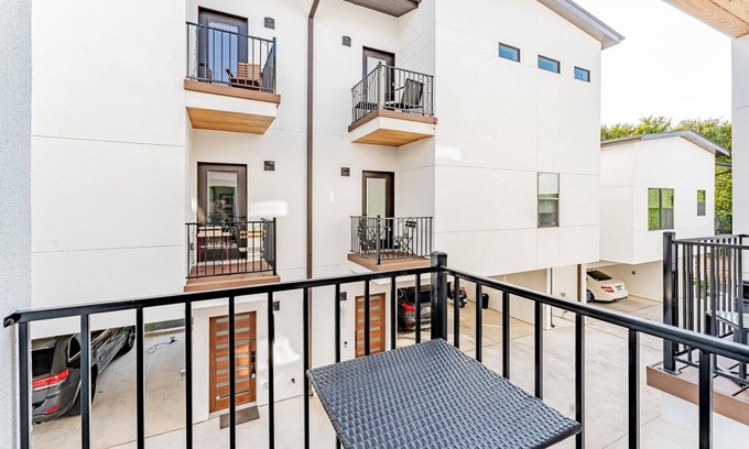Blackshear-Prospect Hill Apartment | East Downtown 3BR Condo: Family-Friendly & Fast Wifi