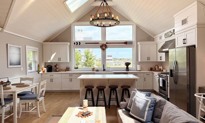 Center Moriches Cottage | Tranquil East End Cottage with Ocean Views Near Hamptons
