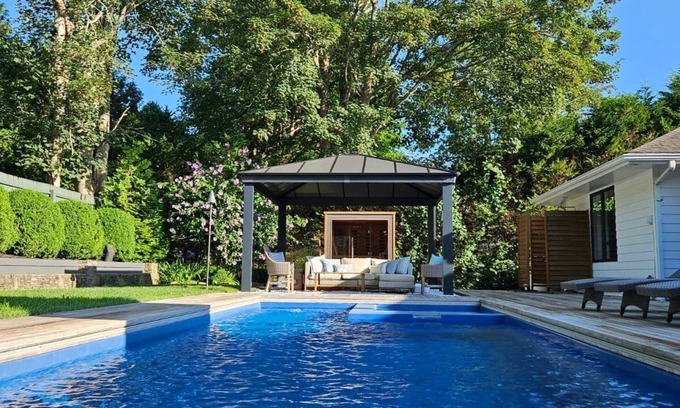 Pantigo Road Historic District House | Experience East Hampton: Walk to Attractions & Ocean Views