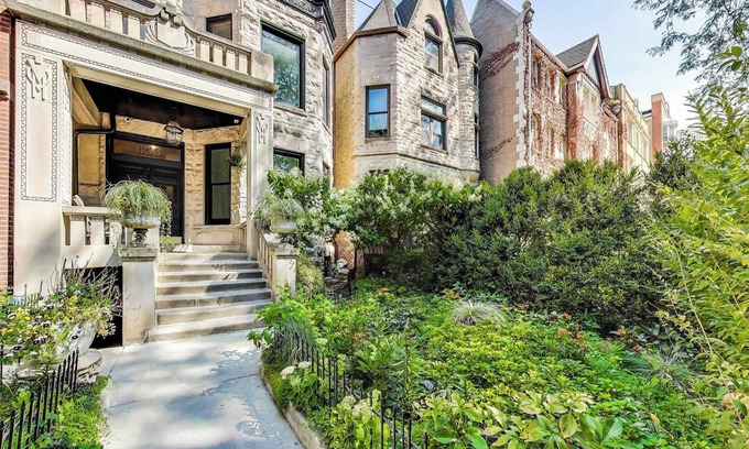 Park West Apartment | Renovated East Lincoln Park Gem with Spa & Hot Tub