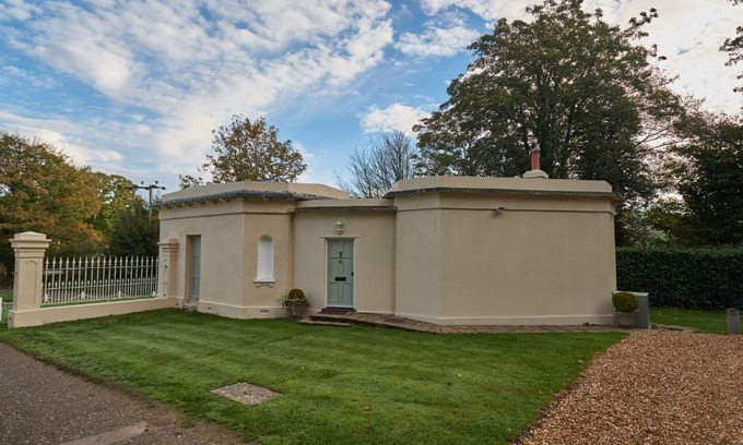 New Forest District House | Pet-Friendly East Lodge: A Premier 5-Star Experience