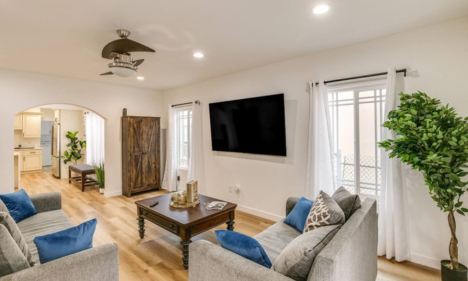 East Los Angeles Apartment | Convenient East Los Angeles Home - 7 Mi to Downtown!