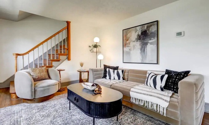 Mount Joy House | Ideal East Main Lounge: 5 Min to Spooky Nook Sports