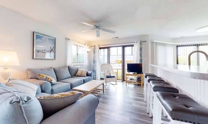 Fenwick Island Condo | Relax at East of the Sun Condo with Oceanfront Pool Access
