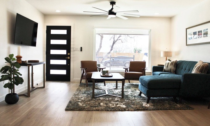 East MLK House | East Side Gem Charming Modern Retreat+Studio 10min Downtown, Airport,F1,ACL,SXSW