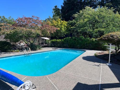 Monitor House | East Wenatchee Oasis: 4BR Retreat with Pool & Hot Tub