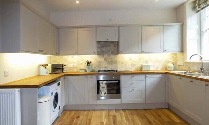 Crewkerne Cottage | Discover East Wing: Pet-Friendly Stay with Breakfast & Kitchen