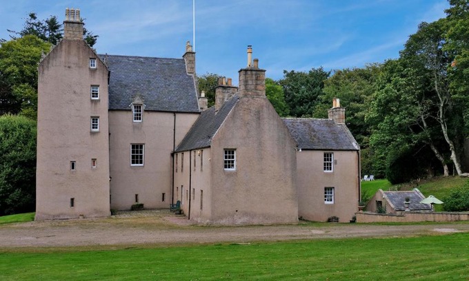 Insch Villa | Pet-Friendly Paradise at East Wing Lickleyhead Castle