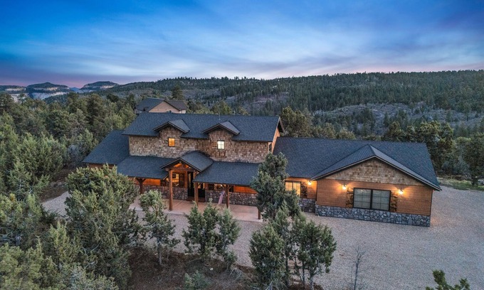 Zion National Park East Entrance House | East Zion Mesa Retreat | Private Hot Tub & Pool Access