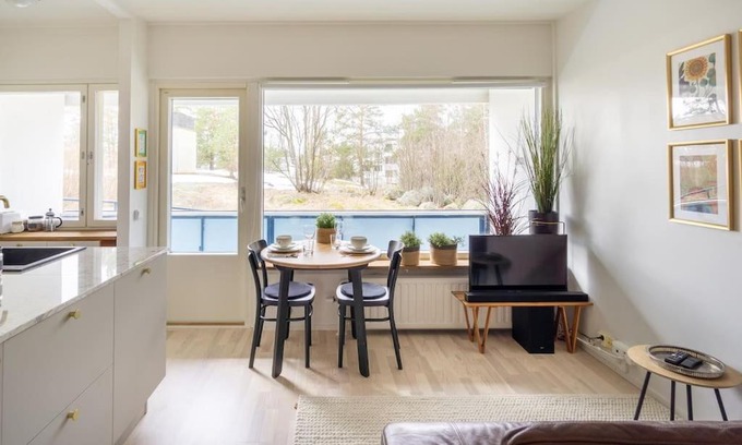 Itainen District Apartment | Eastend Pearl: Family-Friendly Studio Near Subway & Shops