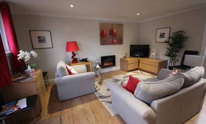 Nairn Apartment | Pet-Friendly Easter Arr Courtyard Apartment with Kitchen