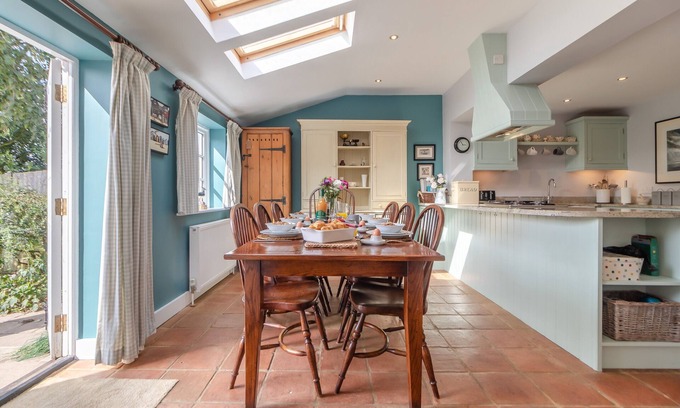 Westleton House | Cozy Easter Cottage: Pet-Friendly Retreat for Families