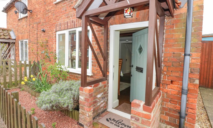 Dersingham Cottage | EASTER COTTAGE, with open fire in Dersingham