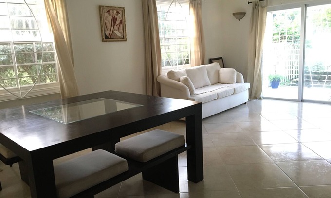 Rowans House | Relaxing 2-Bedroom Townhouse with Pool & Ocean Views