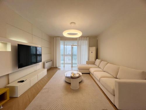 Jing'an Apartment | Relaxing High-Rise Views Near Jing'an Temple and Metro