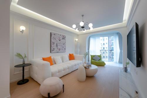 Changning Apartment | Elegant Designer Apartment in Shanghai with Pool & Hot Tub
