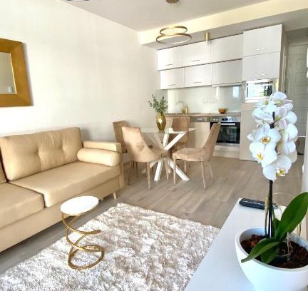Alsóörs Apartment | Family-Friendly Eastlake Apartman with Pool & High Ratings