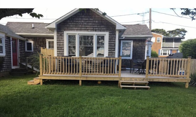Easton's Point Cottage | Prime Easton's Point Beach House Near Newport & The Ocean