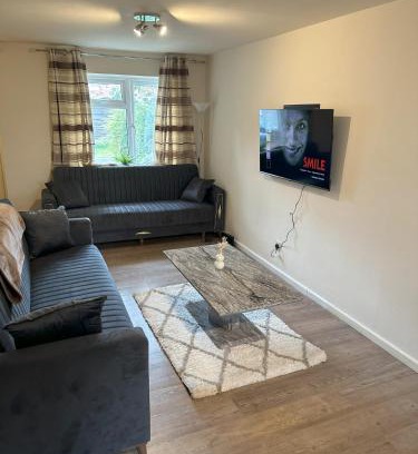 Chorlton-on-Medlock House | Convenient Eastpark: 5 Bedrooms Near O2 Apollo & City