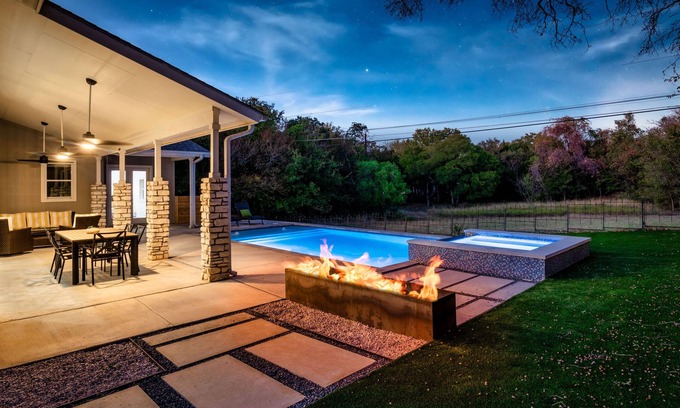 Pleasant Valley House | Eastside Delight: Poolside Retreat with Golf & Ocean Views