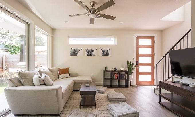 Govalle House | Eastside Escape: Enjoy Backyard Fun & Walk to Local Eateries