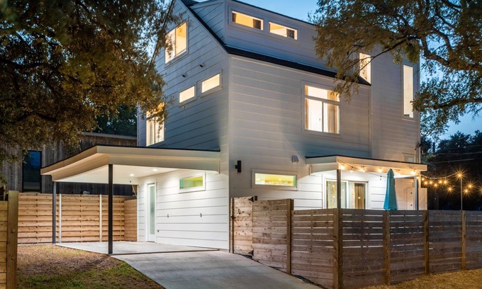 Blackshear-Prospect Hill House | Eastside Home w Killer Yard - Golf Pool Firepit