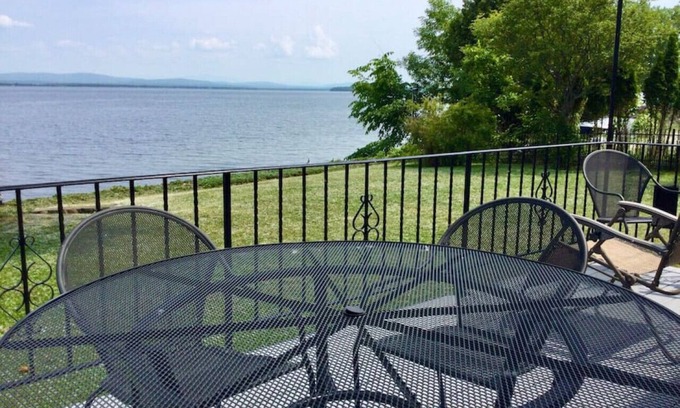North Hero House | Experience Tranquility at Pop's Lake House - 10/10 Rated