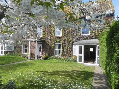 Winterton-on-Sea House | Discover Eastwyn: Family & Pet-Friendly 4-Star Retreat