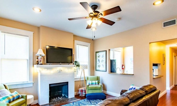 Hyde Park Apartment | Prime Flat in N Hyde Park with Pet-Friendly Amenities