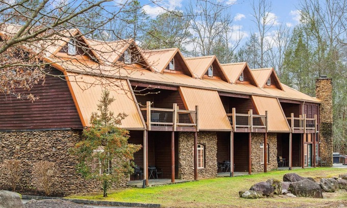 White Oak Lodge Condo | Convenient First Floor Condo with Pool and Spa Access