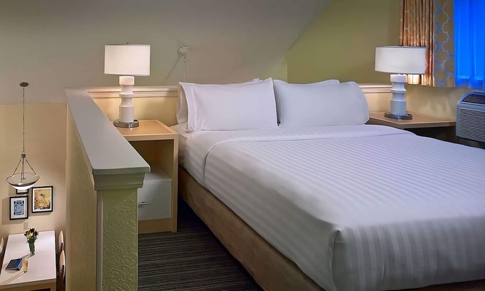 Middleburg Heights Hotel | Convenient Cleveland Hotel: Free Parking & Outdoor Pool!