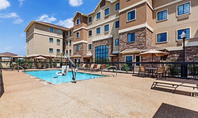 Fossil Creek Apartment | Convenient Stay Near Convention Center with Pool & Breakfast