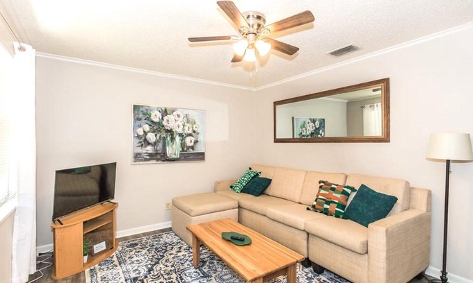 Little Rock House | Convenient Location Near Attractions - The Westside Nest