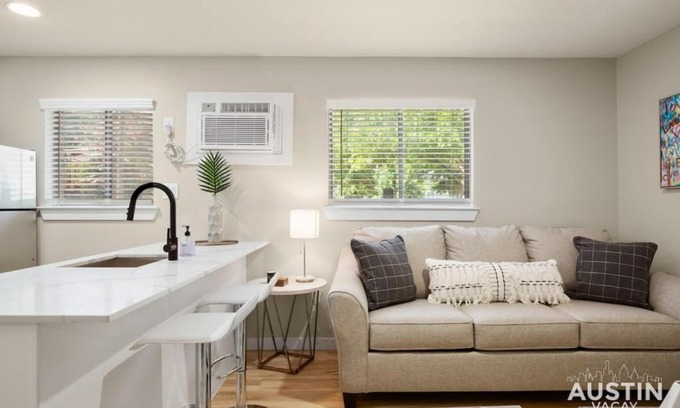 Austin Apartment | Convenient Access to UT Campus with Pool & Parking