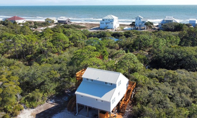Plantation Cottage | Easy Beach Access - 2 FREE BIKE RENTALS INCLUDED WITH YOUR STAY! PET FRIENDLY