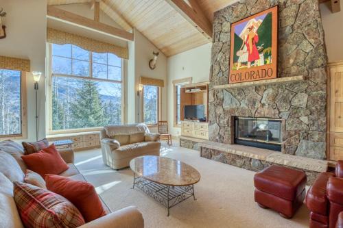 Three Peaks House | Elegant Family Retreat at Easy Bend - Rated 10/10!