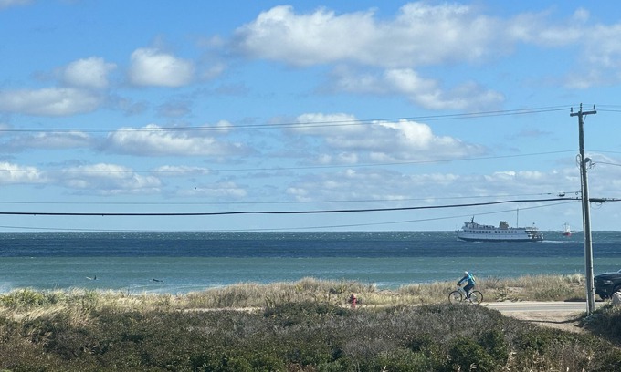 Block Island Cottage | Beachfront Bliss: Guest Rated 9.6 with Spa & Ocean Views