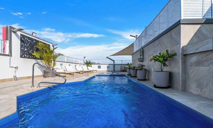 Cairns Central Business District Apartment | Easy Coastal Living in Cairns with Rooftop Pool