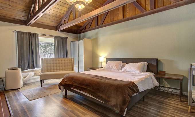 Dollar Corner House | Convenient Retreat with Hot Tub & Pet-Friendly Amenities