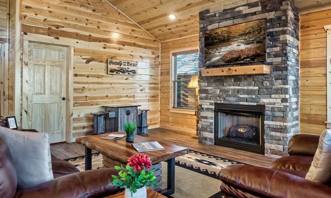 White Oak Lodge Cabin | Convenient Stay Near Downtown Gatlinburg with Pool & Arcade