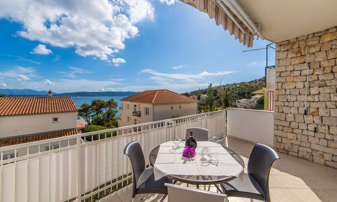 Blato Apartment | Welcoming Hosts Steps from the Beach with Ocean Views