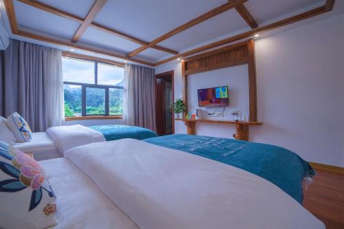 Wulingyuan House | Top-Rated Easy House: Pet-Friendly with Breakfast & Kitchen