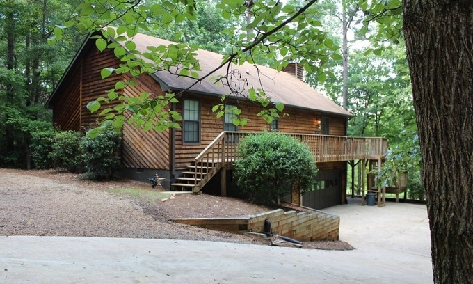 Lake Oconee Cabin | Relaxed Getaway with Pool, Spa & Lake Views for Families