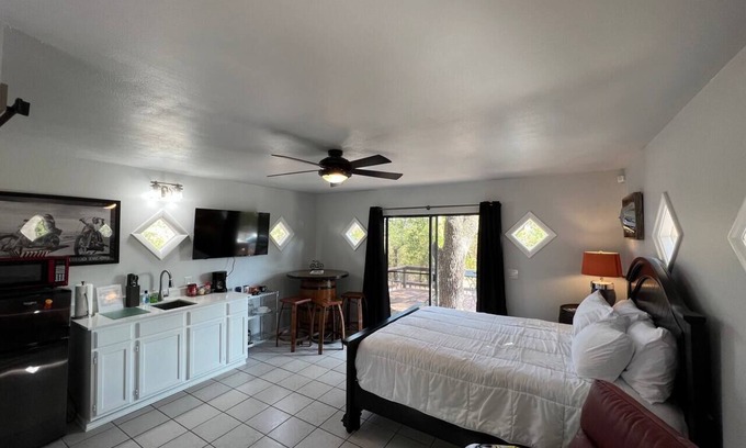 Medicine Park Cabin | Pet-Friendly Easy Rider Cabin with Lake View & Breakfast