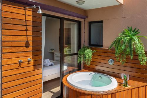 Vila Olimpia Apartment | Relaxing Getaway at Easy Star with Hot Tub & Scenic Views