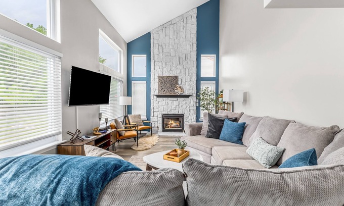 New Baltimore House | Comfortable Getaway at Anchor Bay - Gym & Theater Included