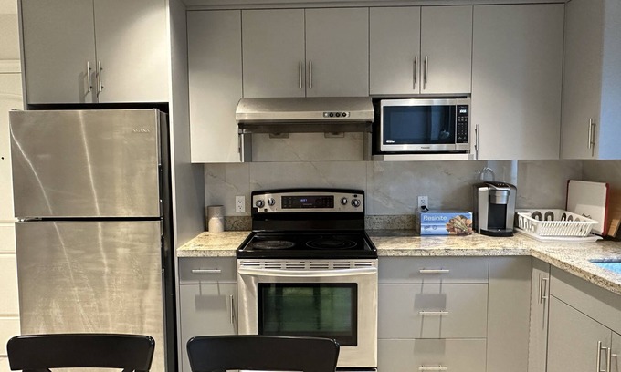 Oakridge House | Convenient 3BR Home Near Skytrain and Downtown Vancouver
