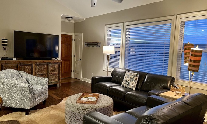 Oxford Condo | Premier Oxford Condo: 3 Beds, Pool & Walk to Stadiums